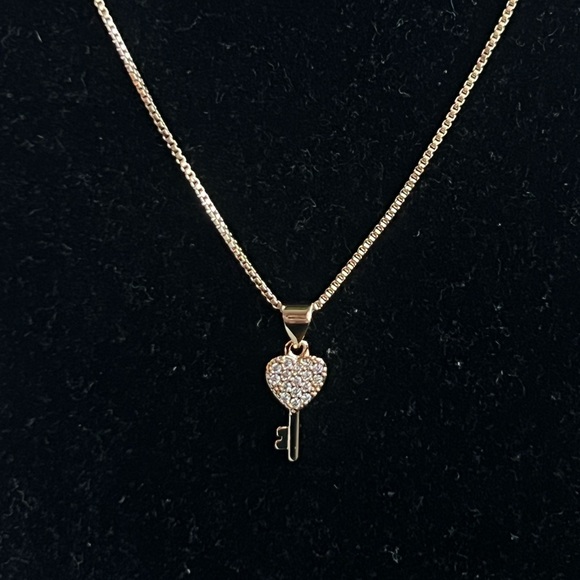🩷- mini Gold Key Pendant Necklace - Picture 2 of 2